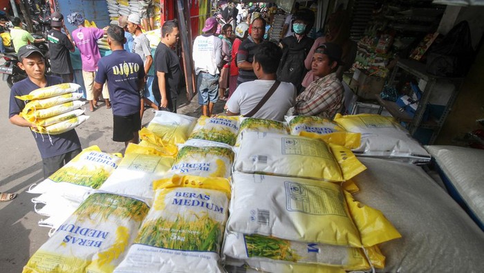 1765170373377-stabilkan-harga-beras-bulog-gandeng-pemrov-jatim-di-pasar-tradisional-2_169