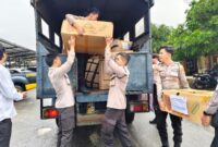 1765191940676-kapolres-babar-akbp-pradana-aditya-nugraha-melepas-bantuan-kemanusiaan-ke-sumatera-1765179367208_169