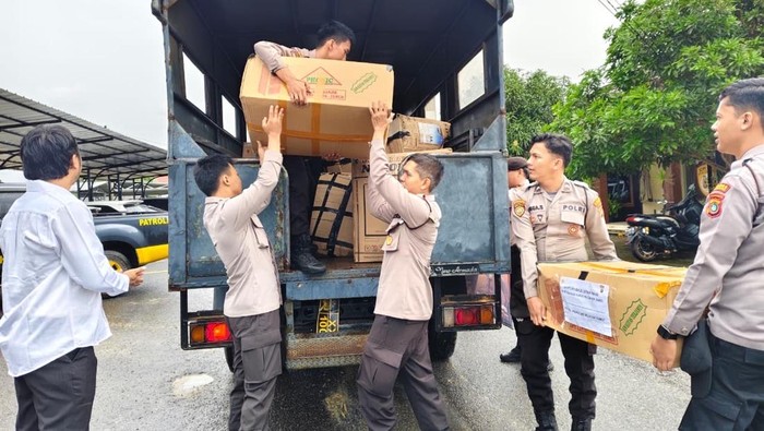 1765191940676-kapolres-babar-akbp-pradana-aditya-nugraha-melepas-bantuan-kemanusiaan-ke-sumatera-1765179367208_169