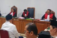 1765191945495-hakim-menolak-eksepsi-tim-penasihat-terdakwa-alex-noerdin-kasus-dugaan-korupsi-pasar-cinde-1765175360173_169