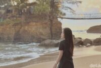 1765213572417-pengunjung-berswafoto-di-pantai-sungai-suci-1765100559956_169