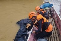 1765213575583-tim-sar-mengevakuasi-korban-kecelakaan-masuk-jurang-di-perbatasan-merangin-kerinci-jambi-1765187220901_169