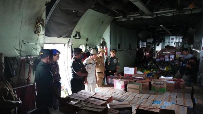 1765256768204-bantuan-dari-sumsel-diberangkatkan-dengan-pesawat-hercules-1765207654785_169