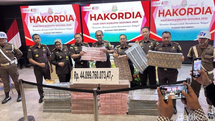 1765278357252-kejati-bengkulu-merilis-uang-negara-yang-diselamatkan-dari-kasus-korupsi-1765266821511_169