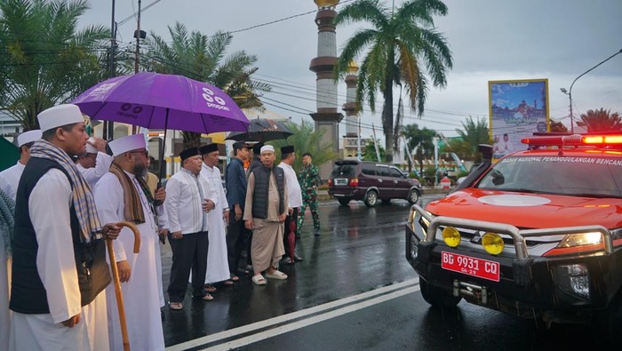 1765278363205-pemprov-bengkulu-melepas-bantuan-kemanusiaan-untuk-korban-bencana-di-sumatera-1765259852059_169