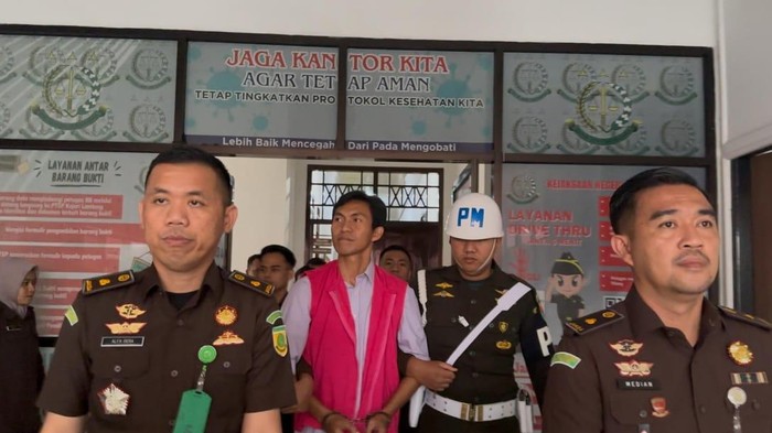 1765278371312-ray-direktur-perusahaan-rekanan-proyek-taman-kota-lampung-tengah-1765254591621_169