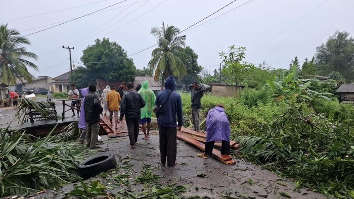 1765299939680-jembatan-darurat-yang-dibangun-1765282465580_169