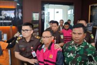 1765299943035-dua-tersangka-kasus-korupsi-apar-di-muratara-ditangkap-kejari-lubuklinggau-1765284358889_169