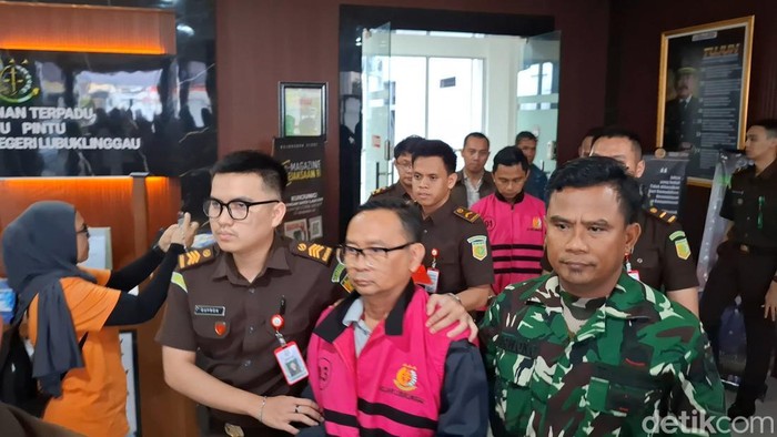 1765299943035-dua-tersangka-kasus-korupsi-apar-di-muratara-ditangkap-kejari-lubuklinggau-1765284358889_169