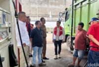 1765299943504-petugas-melakukan-pengecekan-penyaluran-dan-memastikan-stok-bbm-di-jambi-aman-di-spbu-bagan-pete-1765278458276_169