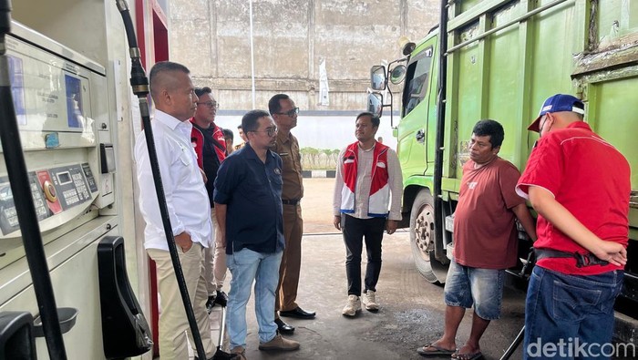 1765299943504-petugas-melakukan-pengecekan-penyaluran-dan-memastikan-stok-bbm-di-jambi-aman-di-spbu-bagan-pete-1765278458276_169