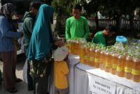 1765343192563-potret-warga-bekasi-antre-beras-dan-minyak-murah-5_169