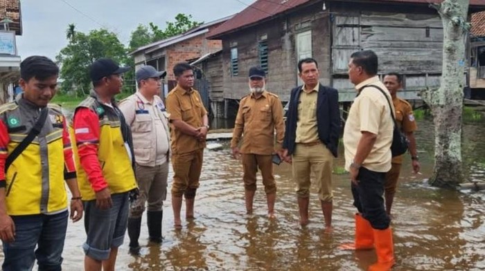 1765364756386-banjir-terjadi-di-wilayah-muara-padang-banyuasin-akibat-hujan-dan-air-sungai-pasang-1765343056623_169