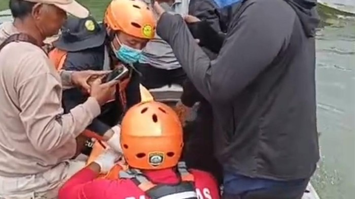 1765364756906-tim-saat-menemukan-jasad-bocah-4-tahun-yang-tewas-tenggelam-1765287996425_169