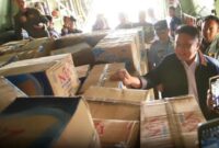 1765386337189-gubernur-sumsel-herman-deru-mengecek-bantuan-yang-akan-dikirim-ke-sumbar-1765359879115_169