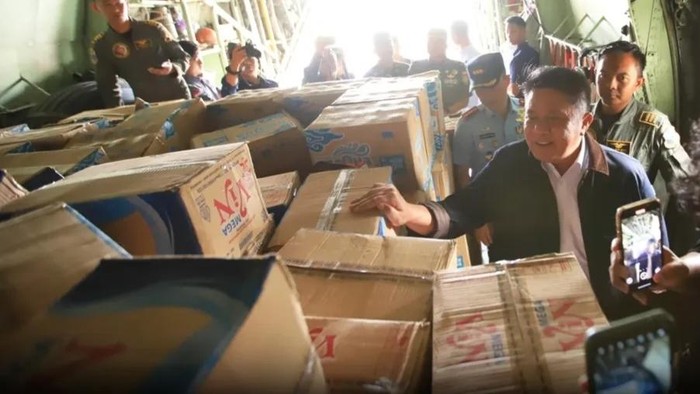 1765386337189-gubernur-sumsel-herman-deru-mengecek-bantuan-yang-akan-dikirim-ke-sumbar-1765359879115_169