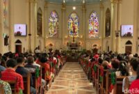 1765386341350-misa-natal-di-gereja-katolik-kelahiran-santa-perawan-maria-surabaya_169