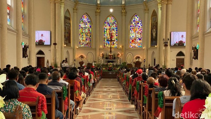 1765386341350-misa-natal-di-gereja-katolik-kelahiran-santa-perawan-maria-surabaya_169
