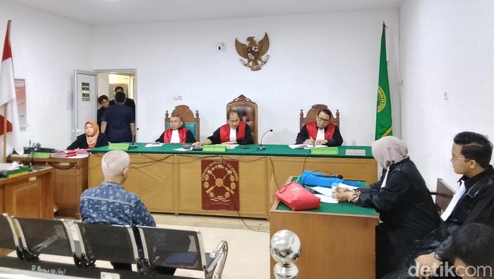 1765386344748-sidang-terdakwa-mantan-dirjen-perkeretaapian-kemenhub-prasetyo-boeditjahjono-ditunda-karena-terdakwa-sakit-1765363696133_169