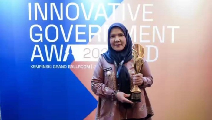 1765407900846-wali-kota-bandar-lampung-eva-dwiana-1765368661523_169