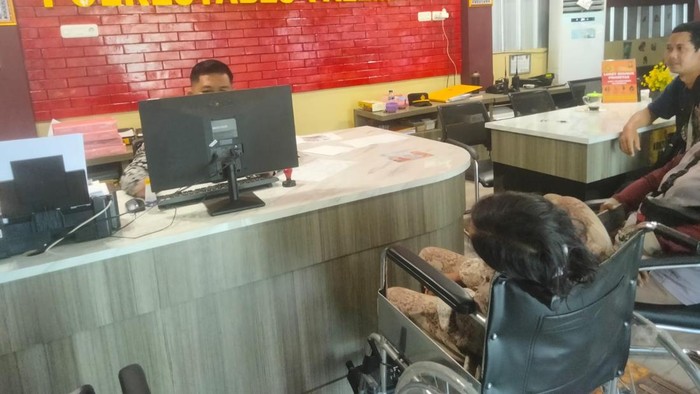 1765429592717-dahlia-43-korban-pengeroyokan-membuat-laporan-ke-polrestabes-palembang-1765379045904_169