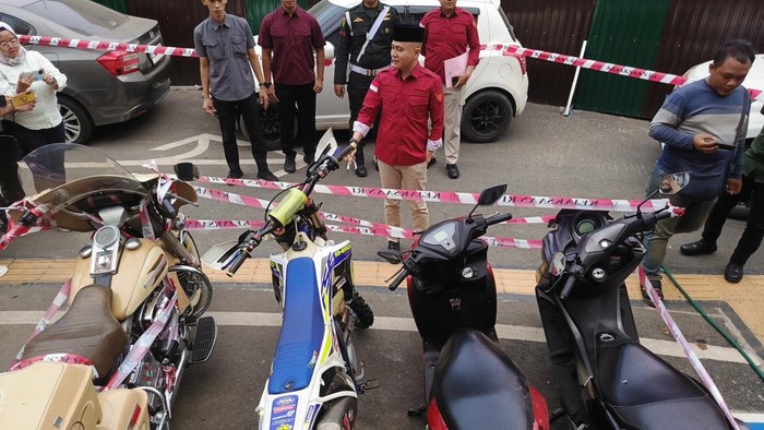 1765429599648-kejati-menyita-kendaraan-dari-rumah-eks-bupati-pesawaran-dendi-ramadhona-1765370165044_169