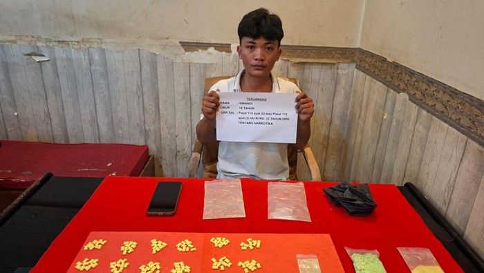 1765429602718-pengedar-ekstasi-di-kampung-legok-kota-jambi-ditangkap-polisi-1765356937516_169