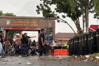 1765451149896-simulasi-penanganan-aksi-unjuk-rasa-unras-di-depan-mapolda-1765430215213_169