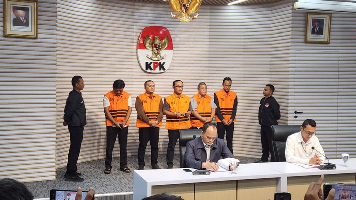 1765451153027-konferensi-pers-penetapan-tersangka-bupati-lampung-tengah-oleh-kpk-adrialdetikcom-1765439080628_169