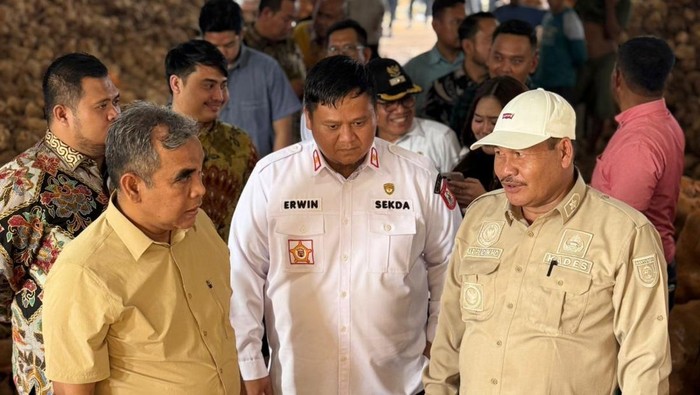 1765451154966-kunker-ketua-mpr-ri-ahmad-muzani-ke-banyuasin-didampingi-sekda-erwin-ibrahim-1765427104486_169