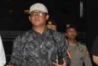 1765451155666-bupati-lampung-tengah-tersenyum-saat-digelandang-ke-kpk-usai-terjaring-ott-1765424981036_169