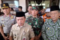 1765472748339-gubernur-jambi-al-haris-usai-melepaskan-bantuan-dan-donasi-buat-bencana-di-sumatera-1765441760951_169