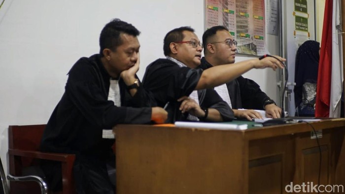 1765472749803-jpu-kejari-muba-hendy-mempertanyakan-bas-ketua-tim-advokat-haji-alim-1765457209395_169