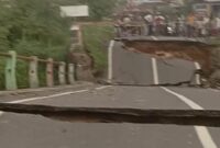 1765472750867-kondisi-jembatan-di-muara-dua-prabumulih-yang-ambruk-1765457166198_169