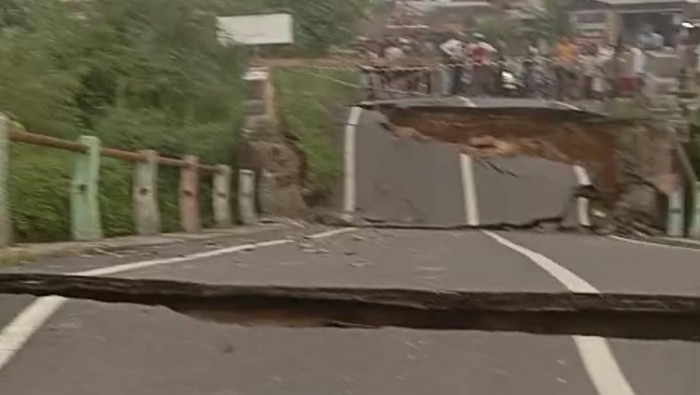 1765472750867-kondisi-jembatan-di-muara-dua-prabumulih-yang-ambruk-1765457166198_169