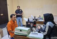 1765472751390-pelaku-yang-menganiaya-pacarnya-di-palembang-diinterogasi-polisi-1765445369825_169