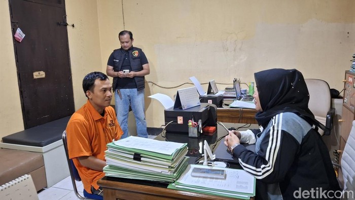 1765472751390-pelaku-yang-menganiaya-pacarnya-di-palembang-diinterogasi-polisi-1765445369825_169