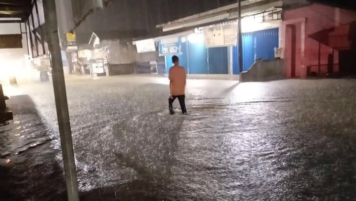 1765472755491-banjir-di-prabumulih-imbas-hujan-deras-hingga-sungai-meluap-1765450981364_169