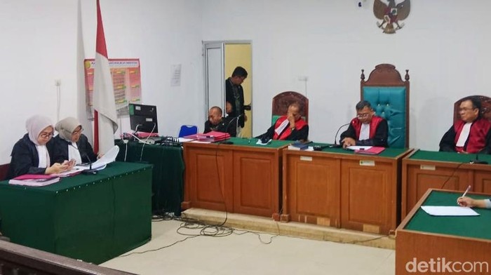 1765515943486-sidang-daring-dua-kurir-narkoba-jaringan-besar-di-palembang-dituntut-hukuman-mati-1765503171241_169