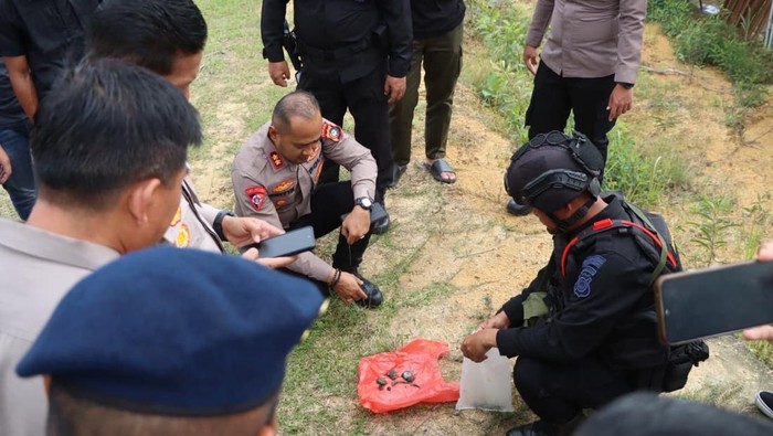 1765515946493-kapolres-babar-akbp-pradana-aditya-nugraha-memantau-langsung-proses-peledakan-granat-nanas-yang-ditemukan-warga-1765443649939_169