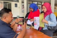 1765537572418-warga-mengambil-blt-kesra-di-kantor-pos-malang-1764075106254_169