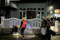 1765559138436-petugas-saat-menyisir-selokan-tempat-bocah-diduga-hanyut-di-jambi-1765545389656_169