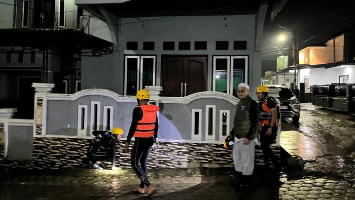 1765559138436-petugas-saat-menyisir-selokan-tempat-bocah-diduga-hanyut-di-jambi-1765545389656_169