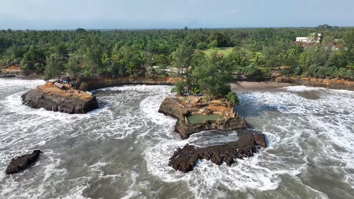 1765559141839-keindahan-pantai-sungai-suci-di-bengkulu_169