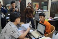 1765559156026-tampang-pelaku-dika-saat-diamankan-di-polsek-kalidoni-1765534220285_169