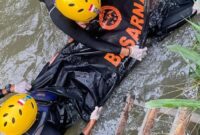 1765602333840-tim-sar-mengevakuasi-jenazah-bocah-hanyut-dalam-selokan-di-jambi-1765594654088_169