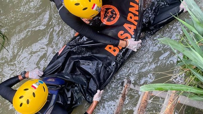 1765602333840-tim-sar-mengevakuasi-jenazah-bocah-hanyut-dalam-selokan-di-jambi-1765594654088_169