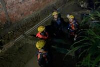 1765602346132-personel-basarnas-saat-menyisir-saluran-air-tempat-bocah-diduga-hanyut-di-jambi-1765550243674_169