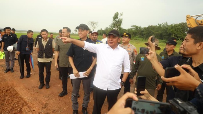1765602346572-gibernur-sumsel-herman-deru-tinjau-jalan-di-oki-1765548627479_169