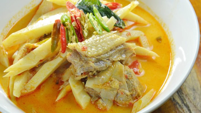 1765645531779-resep-gulai-ayam-dan-rebung_169